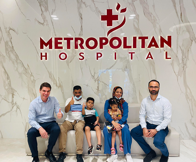 Kαλύτερη ζωή για τον 6χρονο Bubaker μετά από επέμβαση στη σπονδυλική στήλη στο Metropolitan Hospital