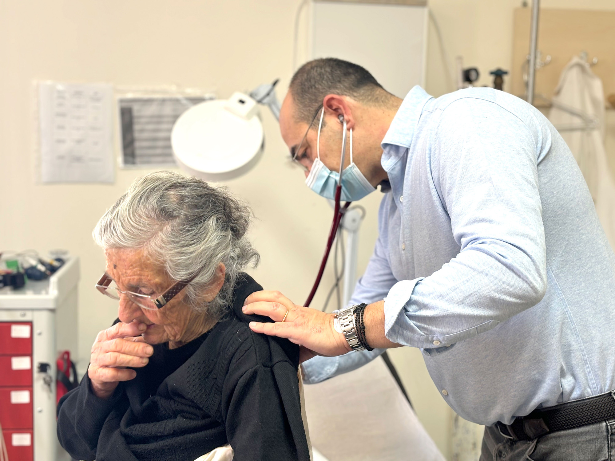 Φωτογραφία ιατρού κατά την εξέταση ασθενή στην Κάσο