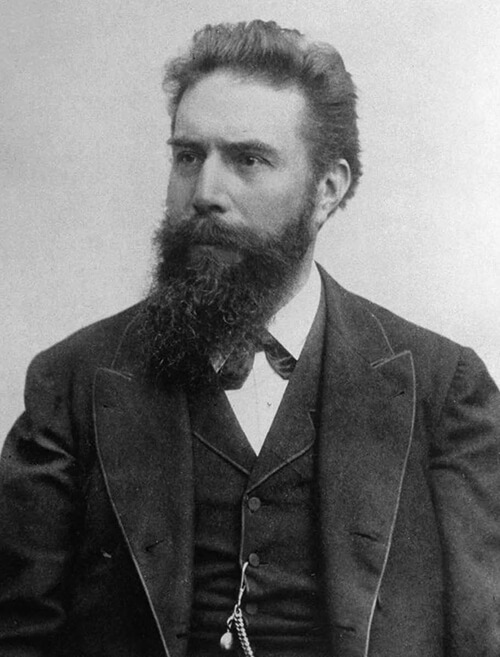 Ο Γερμανός μηχανολόγος μηχανικός και φυσικός Wilhelm Röntgen