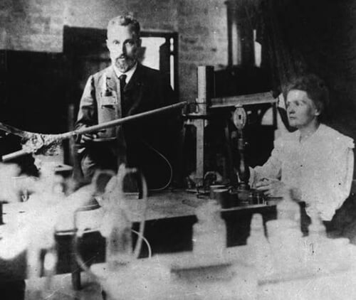 Το ζεύγος της Πολωνογαλλίδας φυσικού και χημικού Marie Skłodowska-Curie και του Γάλλου φυσικού Pierre Curie στο εργαστήριό τους στο Παρίσι