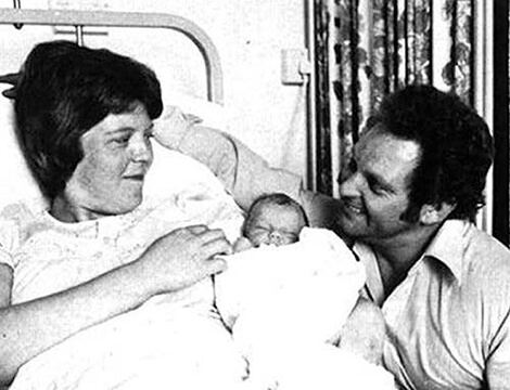 Το πρώτο «μωρό του σωλήνα», η Louise Brown, με τους γονείς της Lesley και John Brown, τον Ιούλιο του 1978.