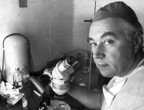 Ο Βρετανός μαιευτήρας-γυναικολόγος Patrick Steptoe (1913-1988).
